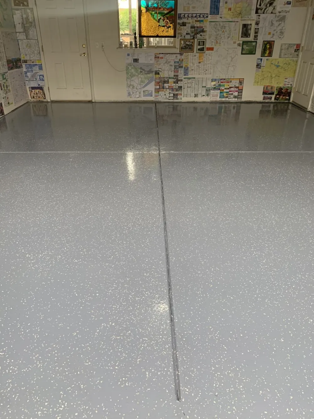 Gray flake garage floor with a sealed control joint